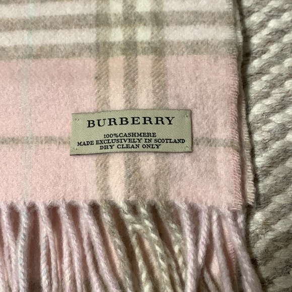 Authentic Burberry Pink Nova Check Cashmere Scarf in Candy Nova Plaid - Picture 3 of 6